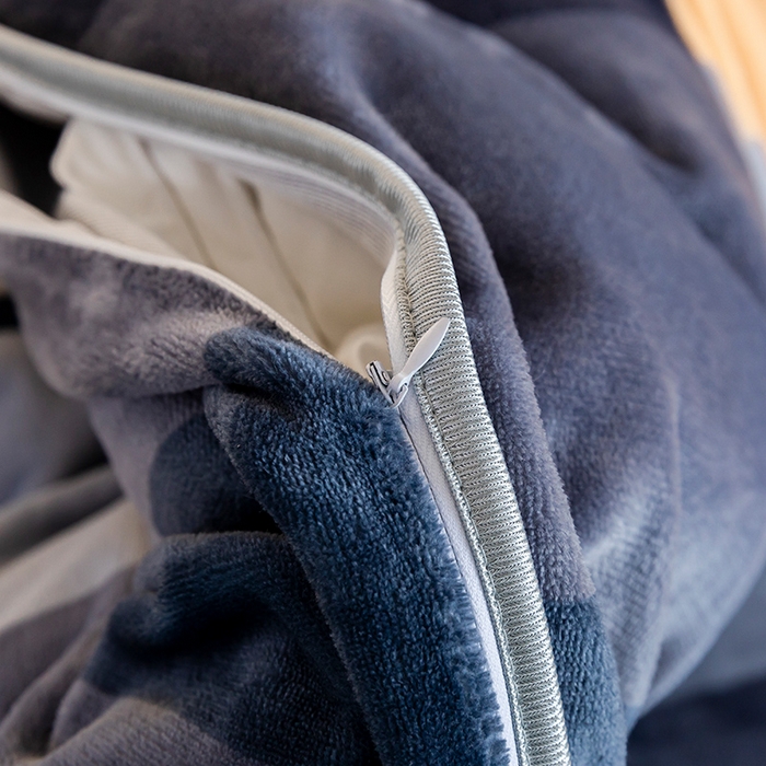 91家纺网 家纺一手货源 找家纺 博兰蒂 2025新款床裙款高克重牛奶绒印花四件套 绅士格