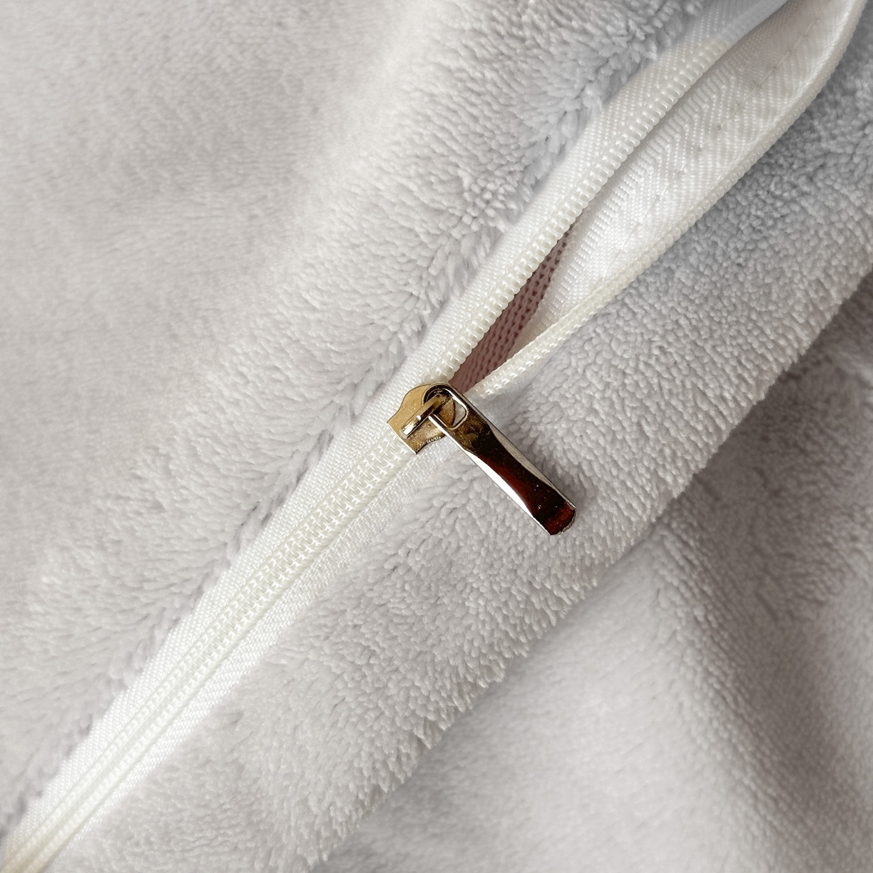 91家纺网 家纺一手货源 找家纺 羚羊语家纺 2025新款雕花绒牛奶绒兔毛球四件套轻奢风立体着色烂花牛奶绒提花加厚保暖床单 蜜绒绒-香雪粉