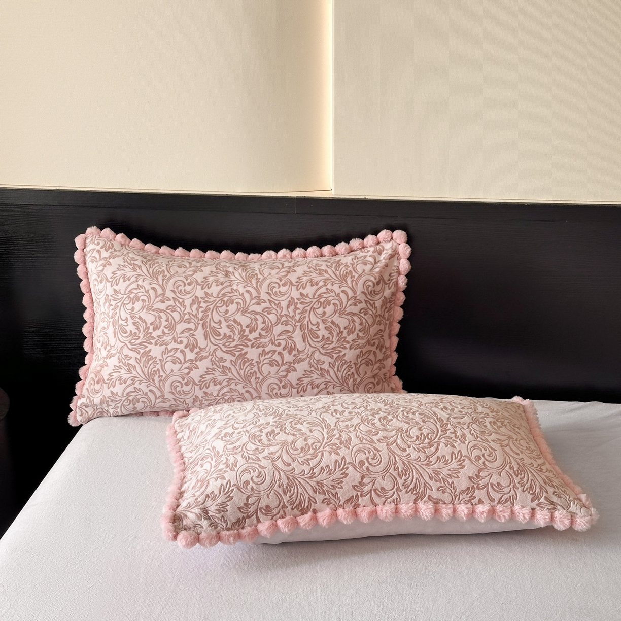 91家纺网 家纺一手货源 找家纺 羚羊语家纺 2025新款雕花绒牛奶绒兔毛球四件套轻奢风立体着色烂花牛奶绒提花加厚保暖床单 蜜绒绒-香雪粉