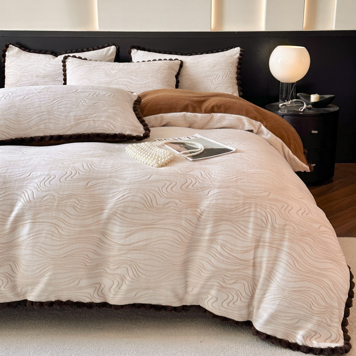 91家纺网 家纺一手货源 找家纺 羚羊语家纺 2025新款雕花绒牛奶绒兔毛球四件套轻奢风立体着色烂花牛奶绒提花加厚保暖床单 蜜绒绒-栗壳纱