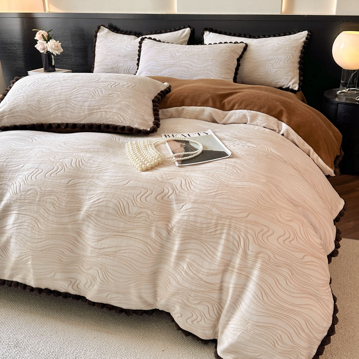 91家纺网 家纺一手货源 找家纺 羚羊语家纺 2025新款雕花绒牛奶绒兔毛球四件套轻奢风立体着色烂花牛奶绒提花加厚保暖床单 蜜绒绒-栗壳纱