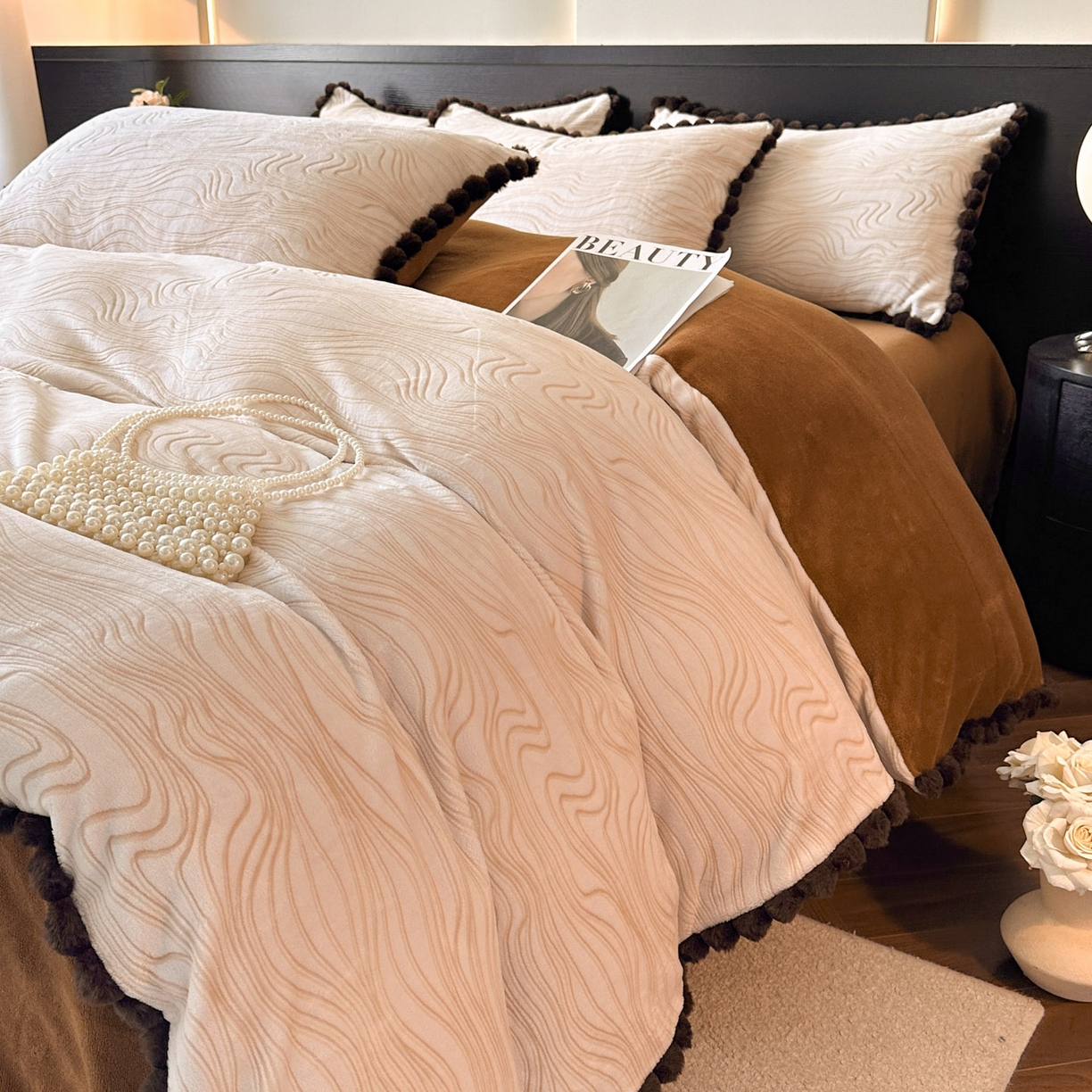 91家纺网 家纺一手货源 找家纺 羚羊语家纺 2025新款雕花绒牛奶绒兔毛球四件套轻奢风立体着色烂花牛奶绒提花加厚保暖床单 蜜绒绒-栗壳纱