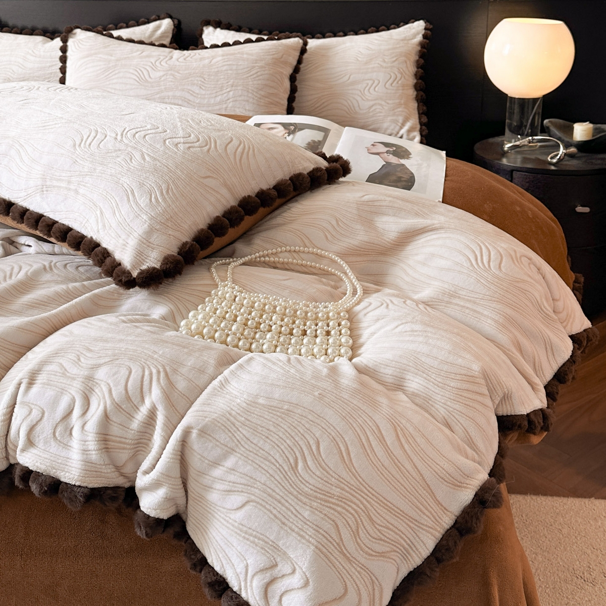 91家纺网 家纺一手货源 找家纺 羚羊语家纺 2025新款雕花绒牛奶绒兔毛球四件套轻奢风立体着色烂花牛奶绒提花加厚保暖床单 蜜绒绒-栗壳纱