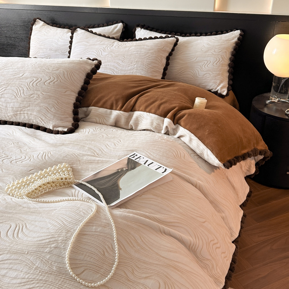 91家纺网 家纺一手货源 找家纺 羚羊语家纺 2025新款雕花绒牛奶绒兔毛球四件套轻奢风立体着色烂花牛奶绒提花加厚保暖床单 蜜绒绒-栗壳纱