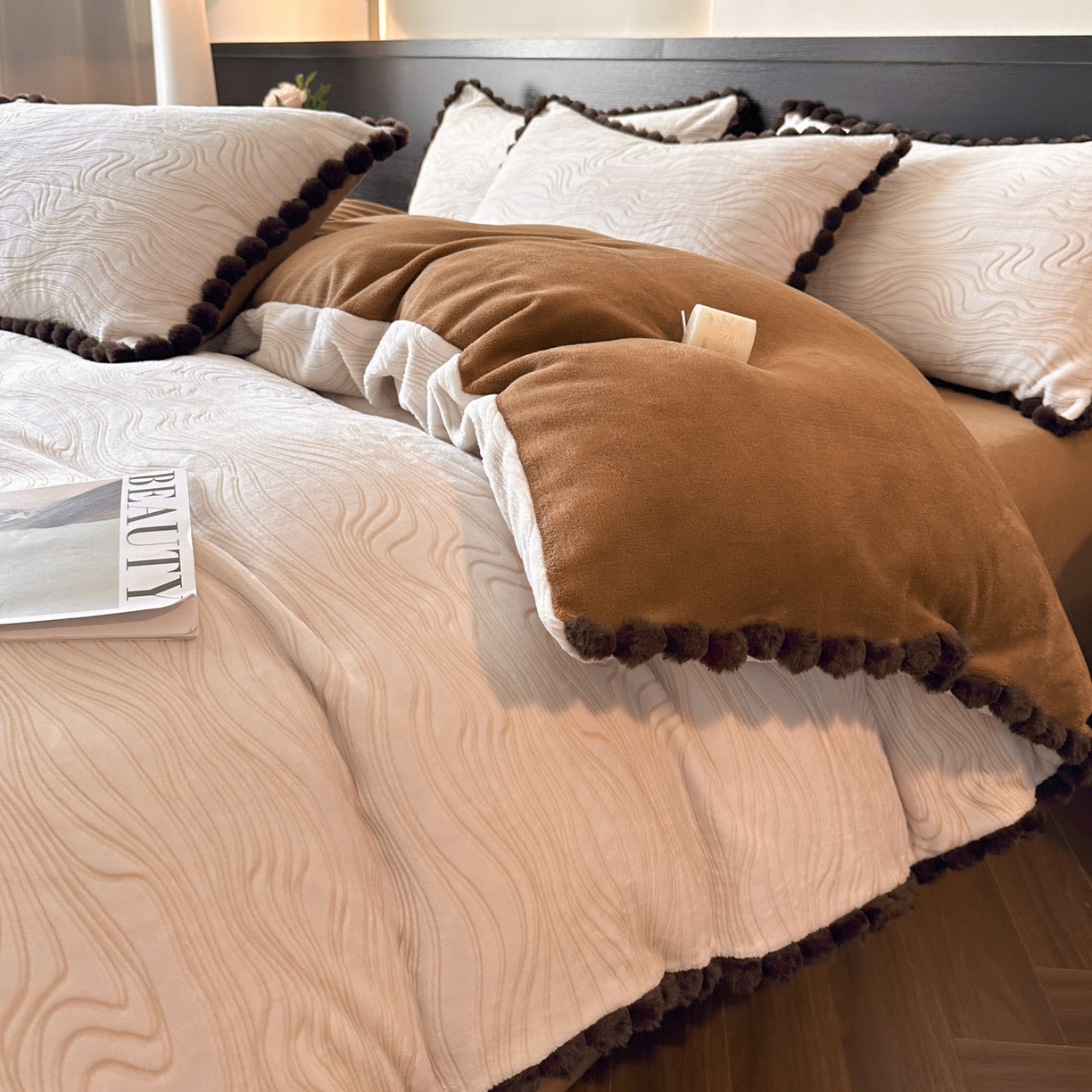 91家纺网 家纺一手货源 找家纺 羚羊语家纺 2025新款雕花绒牛奶绒兔毛球四件套轻奢风立体着色烂花牛奶绒提花加厚保暖床单 蜜绒绒-栗壳纱