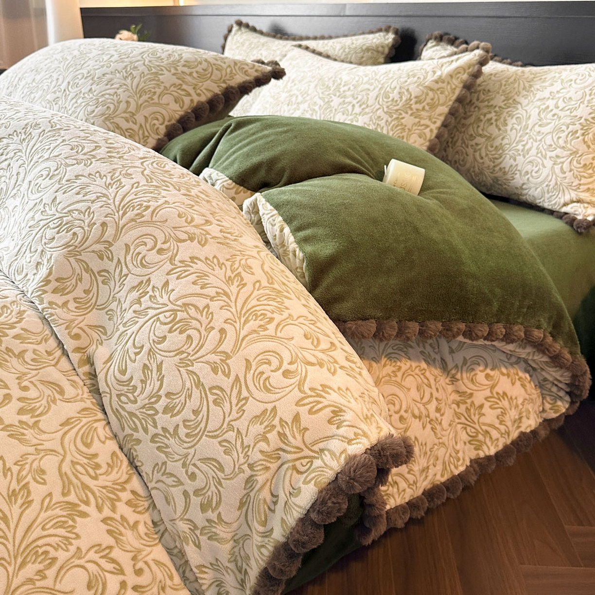 91家纺网 家纺一手货源 找家纺 羚羊语家纺 2025新款雕花绒牛奶绒兔毛球四件套轻奢风立体着色烂花牛奶绒提花加厚保暖床单 蜜绒绒-莫松染