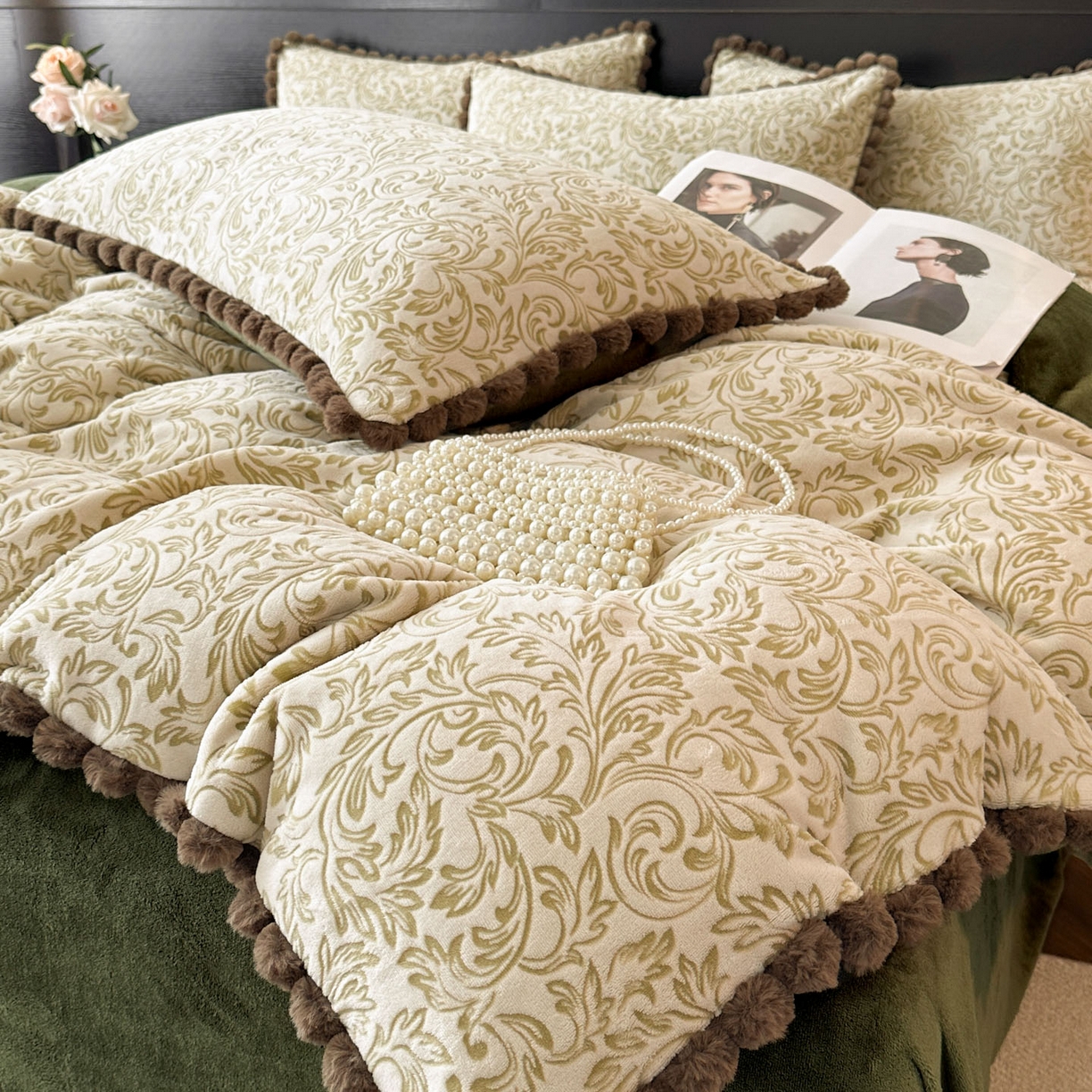 91家纺网 家纺一手货源 找家纺 羚羊语家纺 2025新款雕花绒牛奶绒兔毛球四件套轻奢风立体着色烂花牛奶绒提花加厚保暖床单 蜜绒绒-莫松染