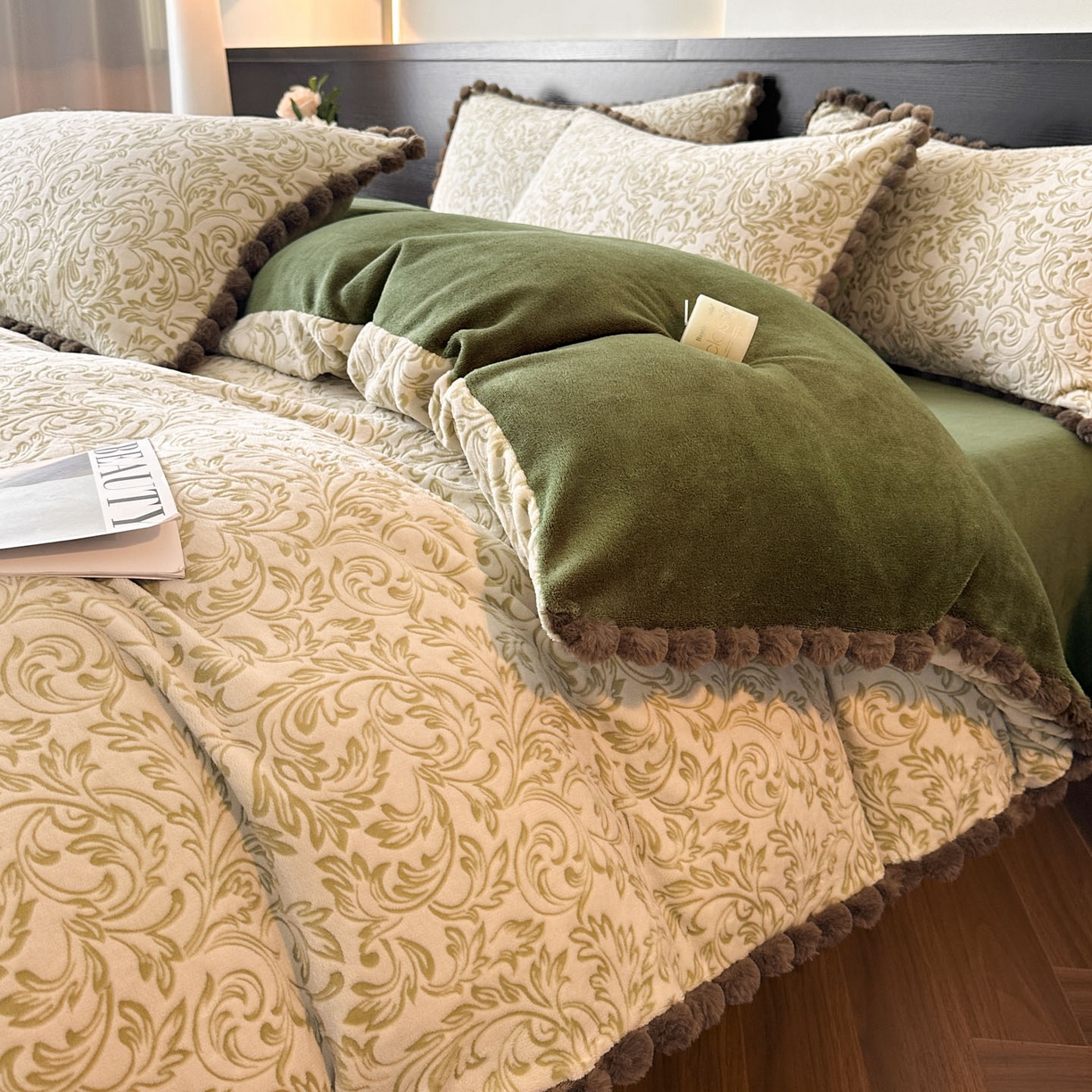 91家纺网 家纺一手货源 找家纺 羚羊语家纺 2025新款雕花绒牛奶绒兔毛球四件套轻奢风立体着色烂花牛奶绒提花加厚保暖床单 蜜绒绒-莫松染