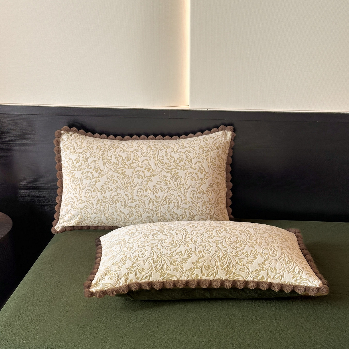 91家纺网 家纺一手货源 找家纺 羚羊语家纺 2025新款雕花绒牛奶绒兔毛球四件套轻奢风立体着色烂花牛奶绒提花加厚保暖床单 蜜绒绒-莫松染