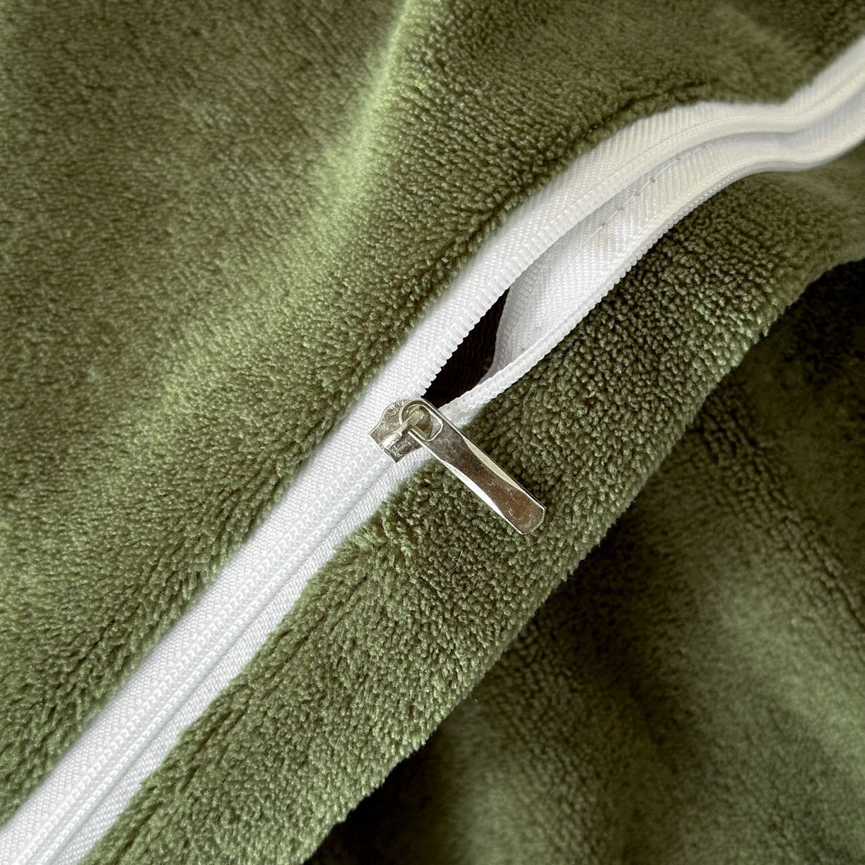 91家纺网 家纺一手货源 找家纺 羚羊语家纺 2025新款雕花绒牛奶绒兔毛球四件套轻奢风立体着色烂花牛奶绒提花加厚保暖床单 蜜绒绒-莫松染