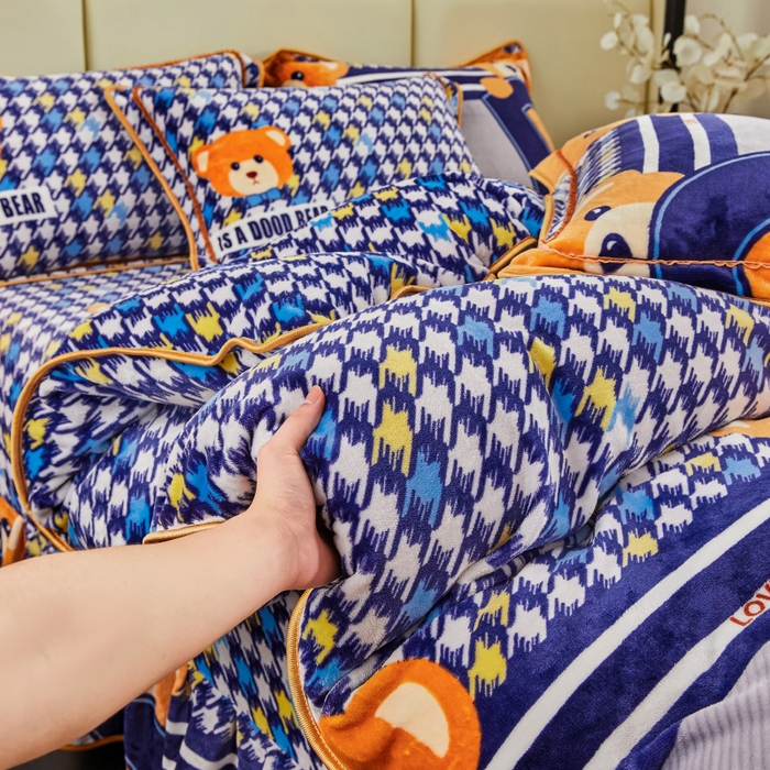 91家纺网 家纺一手货源 找家纺 博兰蒂 2025新款床裙款高克重牛奶绒印花四件套 贝贝熊