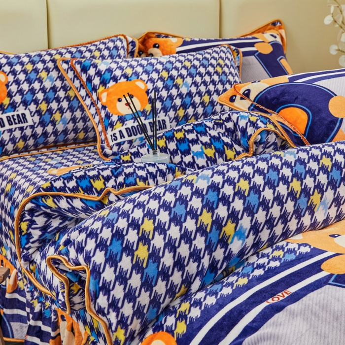 91家纺网 家纺一手货源 找家纺 博兰蒂 2025新款床裙款高克重牛奶绒印花四件套 贝贝熊