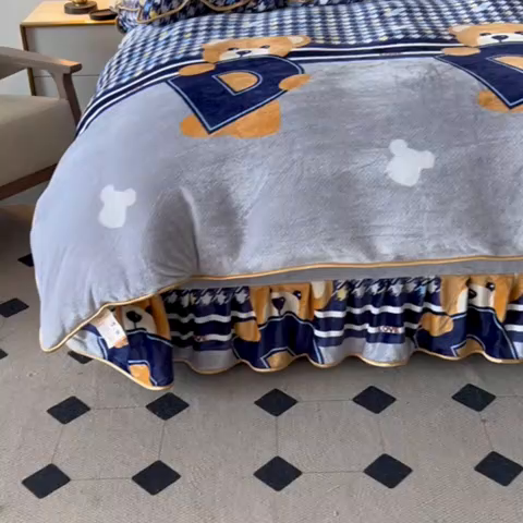 91家纺网 家纺一手货源 找家纺 博兰蒂 2025新款床裙款高克重牛奶绒印花四件套 贝贝熊