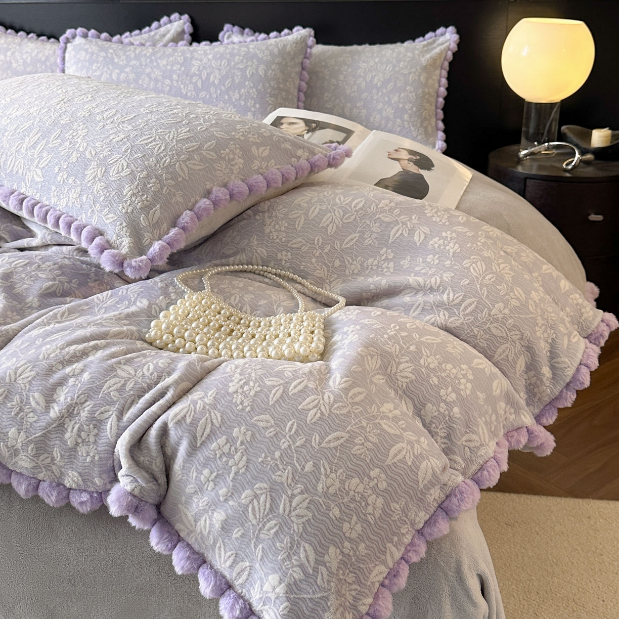 91家纺网 家纺一手货源 找家纺 羚羊语家纺 2025新款雕花绒牛奶绒兔毛球四件套轻奢风立体着色烂花牛奶绒提花加厚保暖床单 蜜绒绒-星云紫
