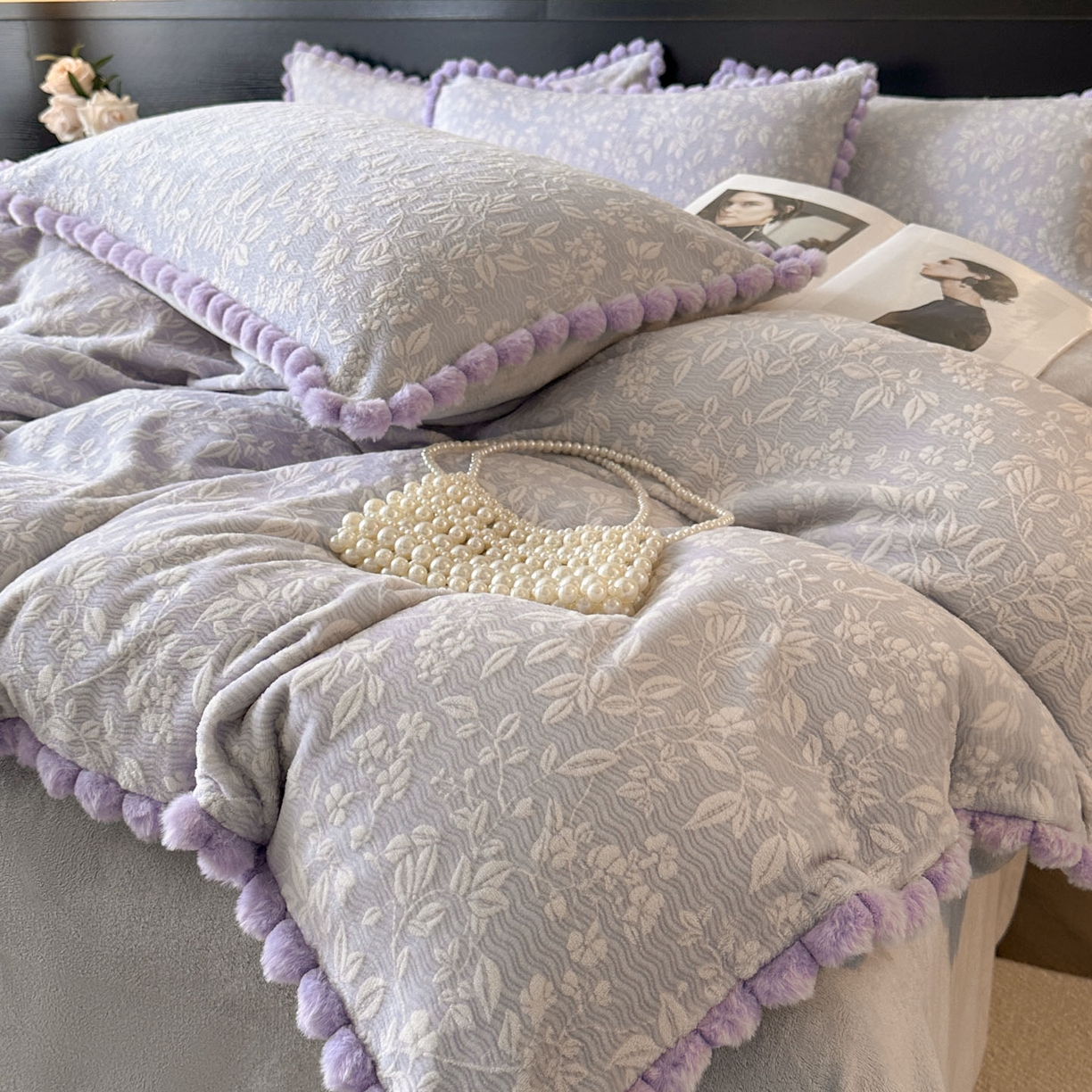 91家纺网 家纺一手货源 找家纺 羚羊语家纺 2025新款雕花绒牛奶绒兔毛球四件套轻奢风立体着色烂花牛奶绒提花加厚保暖床单 蜜绒绒-星云紫