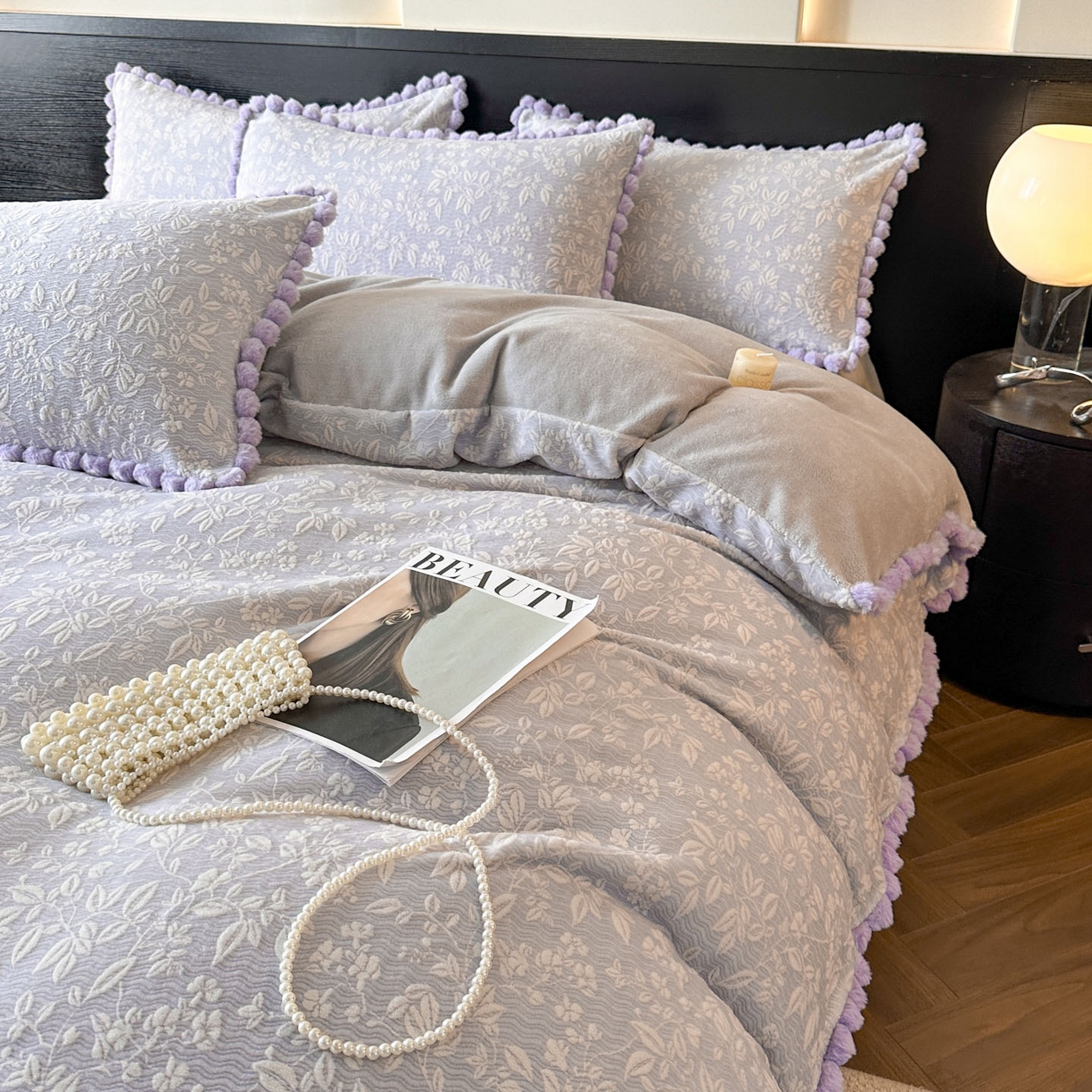 91家纺网 家纺一手货源 找家纺 羚羊语家纺 2025新款雕花绒牛奶绒兔毛球四件套轻奢风立体着色烂花牛奶绒提花加厚保暖床单 蜜绒绒-星云紫