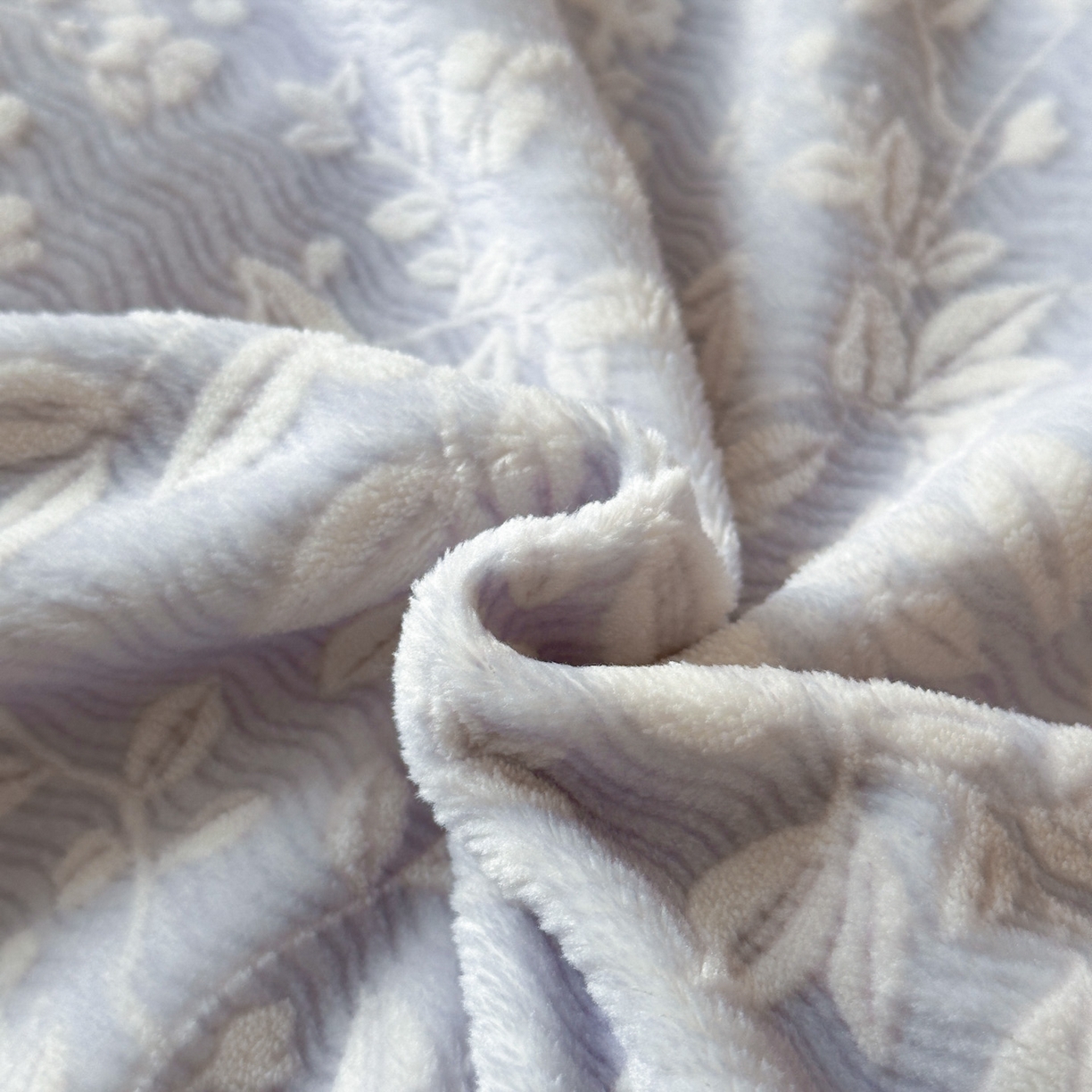 91家纺网 家纺一手货源 找家纺 羚羊语家纺 2025新款雕花绒牛奶绒兔毛球四件套轻奢风立体着色烂花牛奶绒提花加厚保暖床单 蜜绒绒-星云紫