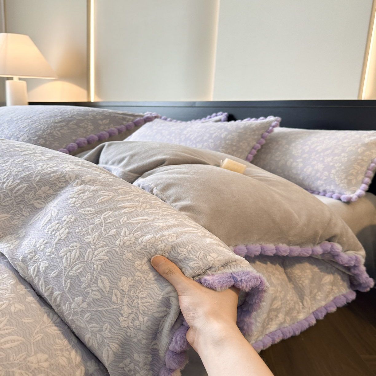 91家纺网 家纺一手货源 找家纺 羚羊语家纺 2025新款雕花绒牛奶绒兔毛球四件套轻奢风立体着色烂花牛奶绒提花加厚保暖床单 蜜绒绒-星云紫