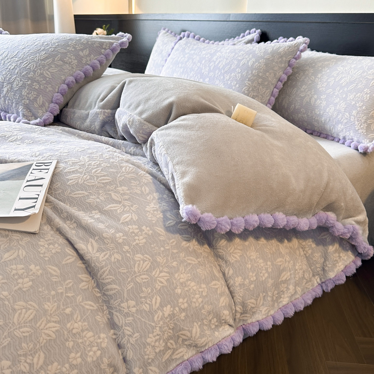 91家纺网 家纺一手货源 找家纺 羚羊语家纺 2025新款雕花绒牛奶绒兔毛球四件套轻奢风立体着色烂花牛奶绒提花加厚保暖床单 蜜绒绒-星云紫