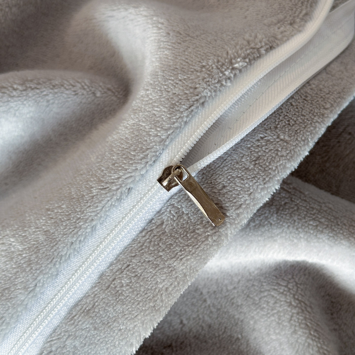 91家纺网 家纺一手货源 找家纺 羚羊语家纺 2025新款雕花绒牛奶绒兔毛球四件套轻奢风立体着色烂花牛奶绒提花加厚保暖床单 蜜绒绒-星云紫