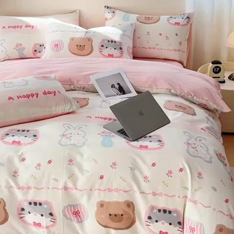 91家纺网 家纺一手货源 找家纺 2025直播新款13372全棉纯棉印花四件套喷气小清新简约热款学生四件套 忆伴时光新花型上新