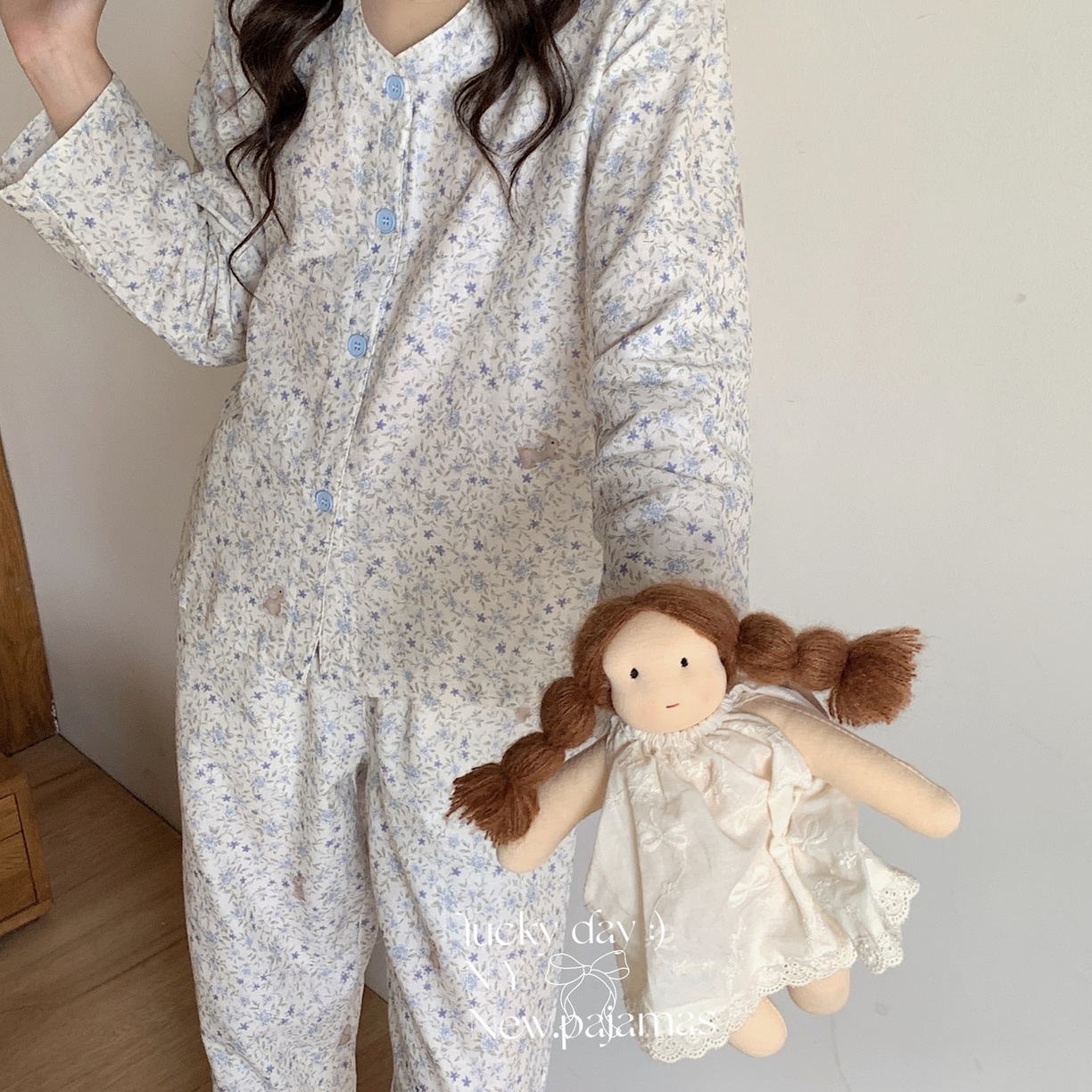 91家纺网 家纺一手货源 找家纺  纽约生活 2025新款有氧纱V领套装（会员-5） 蓝花兔