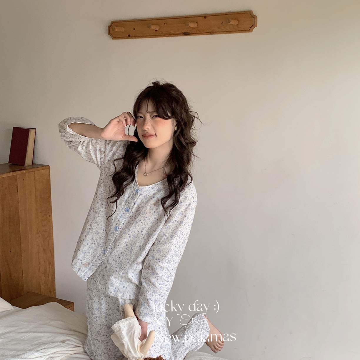 91家纺网 家纺一手货源 找家纺  纽约生活 2025新款有氧纱V领套装（会员-5） 蓝花兔