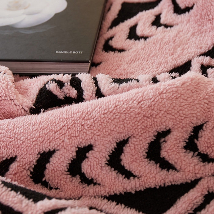 91家纺网 家纺一手货源 找家纺 楼兰公主 2025新款阳离子羊羔绒菱格毯毛毯毯子-麦格系列 菱格-粉