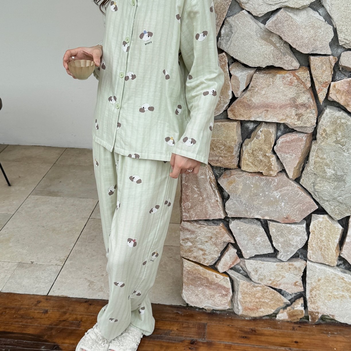 91家纺网 家纺一手货源 找家纺  纽约生活 2025新款有氧纱V领套装（会员-5） 绿条纹puppy狗