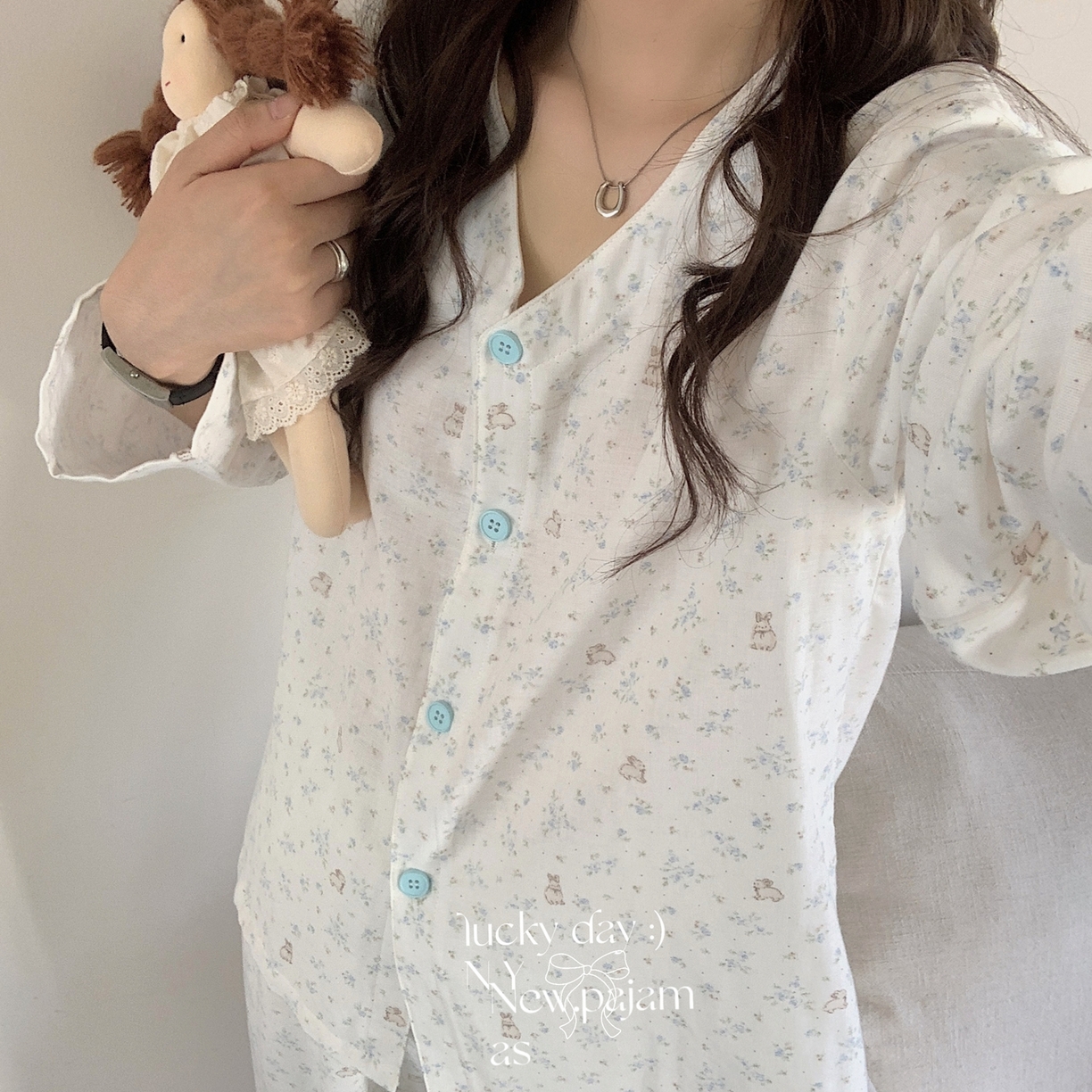 91家纺网 家纺一手货源 找家纺  纽约生活 2025新款有氧纱V领套装（会员-5） 碎花蓝兔兔