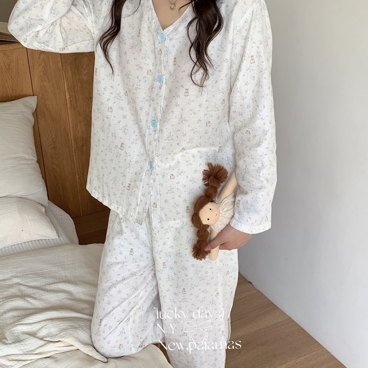 91家纺网 家纺一手货源 找家纺  纽约生活 2025新款有氧纱V领套装（会员-5） 碎花蓝兔兔