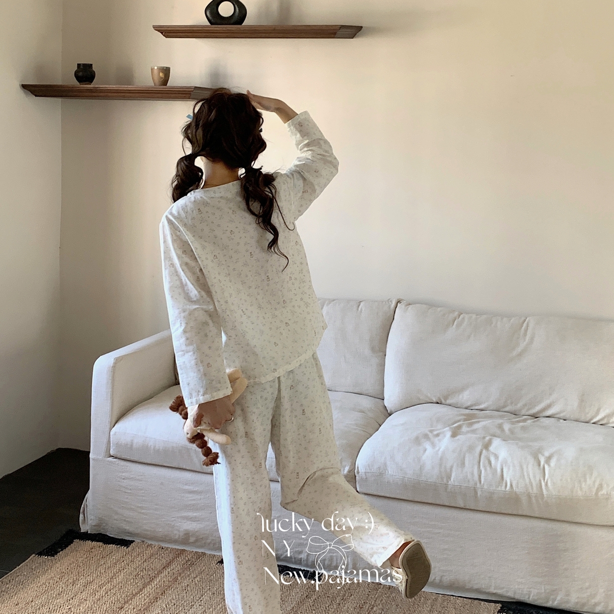 91家纺网 家纺一手货源 找家纺  纽约生活 2025新款有氧纱V领套装（会员-5） 碎花蓝兔兔