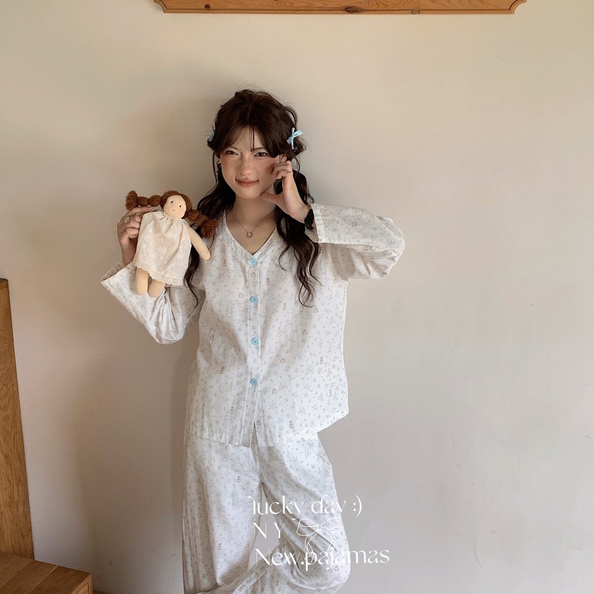 91家纺网 家纺一手货源 找家纺  纽约生活 2025新款有氧纱V领套装（会员-5） 碎花蓝兔兔