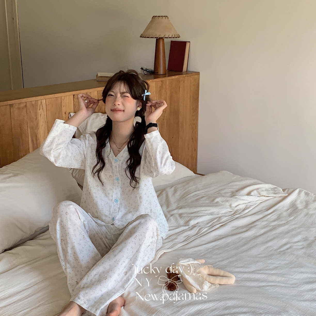 91家纺网 家纺一手货源 找家纺  纽约生活 2025新款有氧纱V领套装（会员-5） 碎花蓝兔兔