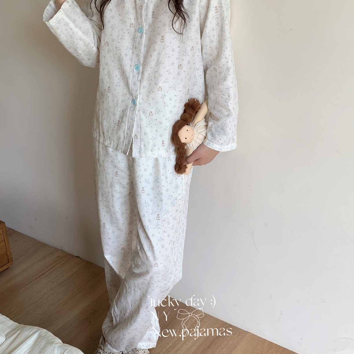 91家纺网 家纺一手货源 找家纺  纽约生活 2025新款有氧纱V领套装（会员-5） 碎花蓝兔兔