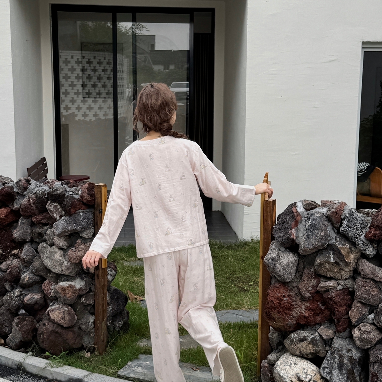 91家纺网 家纺一手货源 找家纺  纽约生活 2025新款有氧纱V领套装（会员-5） 兔影繁花