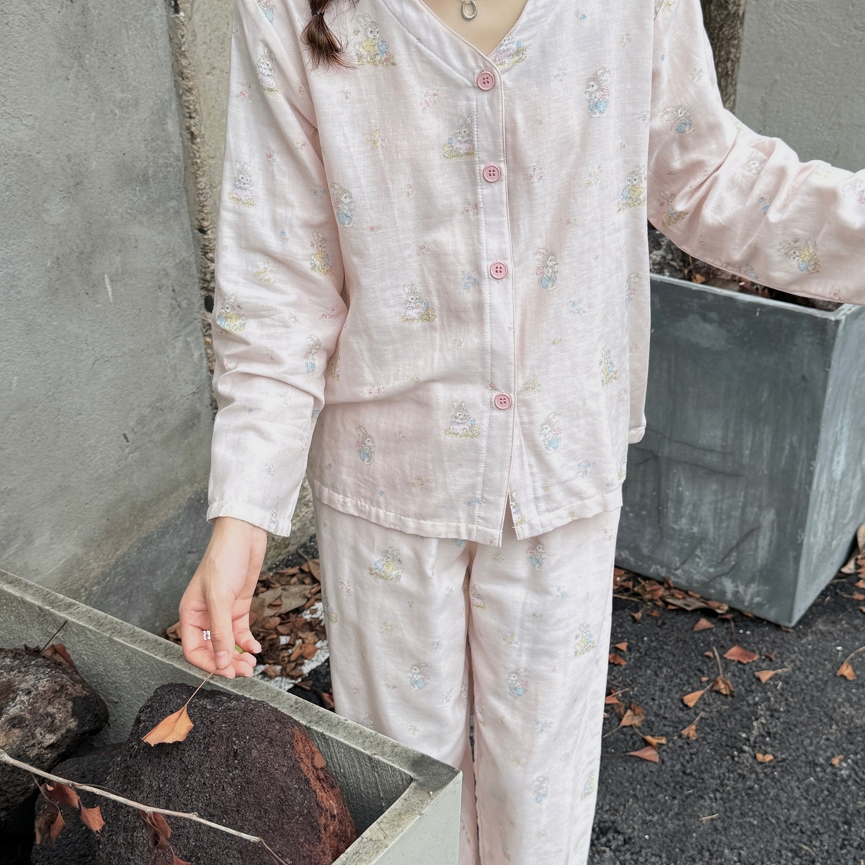 91家纺网 家纺一手货源 找家纺  纽约生活 2025新款有氧纱V领套装（会员-5） 兔影繁花