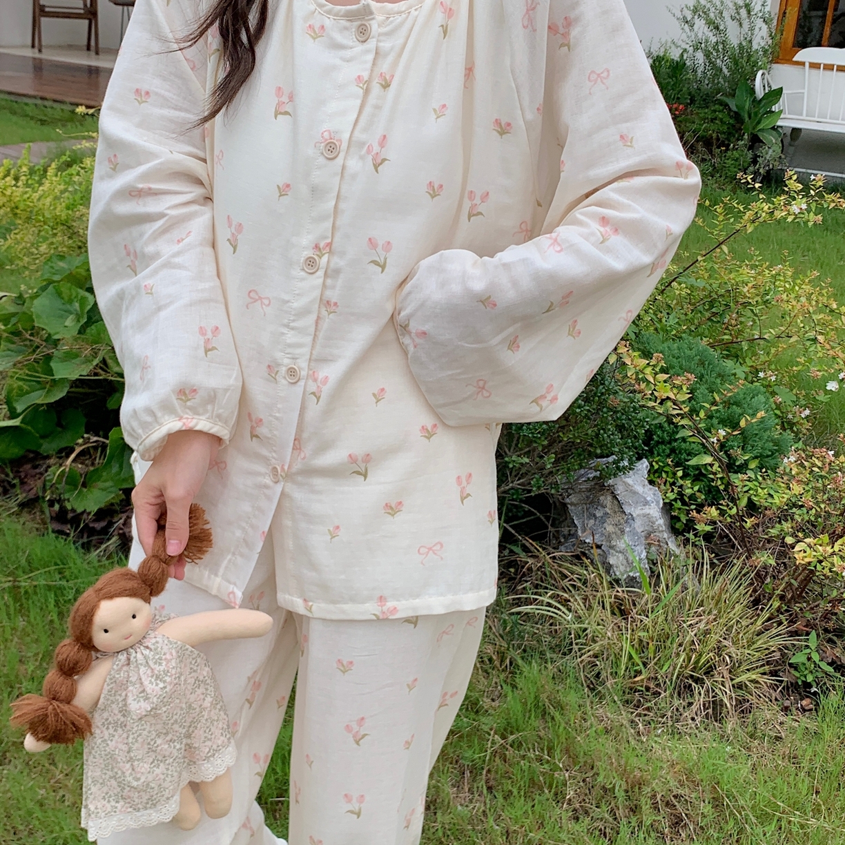 91家纺网 家纺一手货源 找家纺 纽约生活 2025新款有氧纱胸垫圆领开扣长袖长裤（会员-5） 花束蝴蝶结