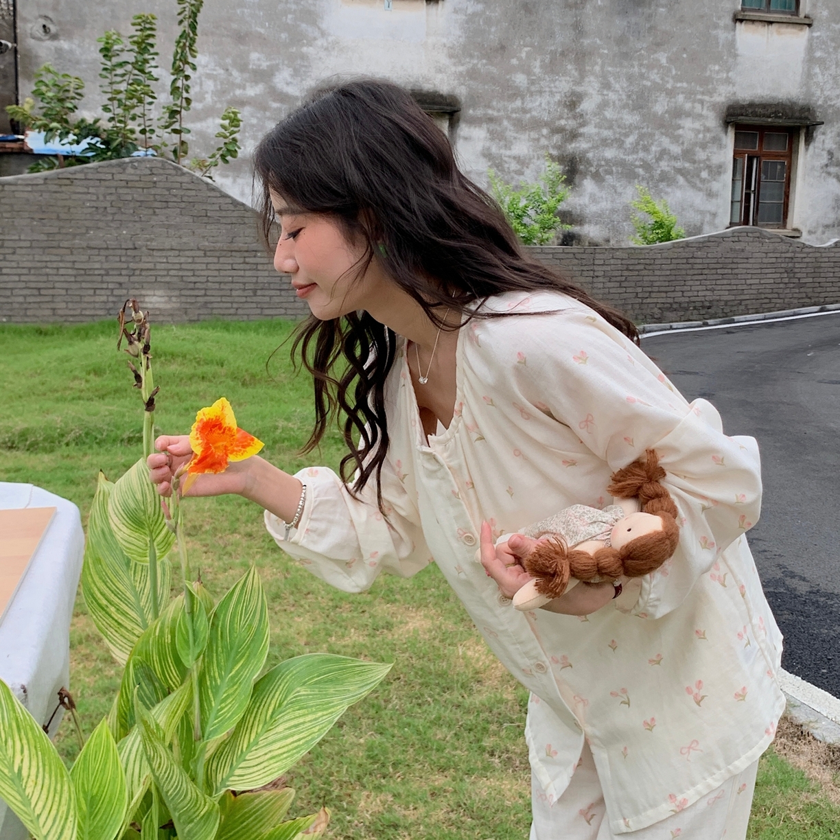 91家纺网 家纺一手货源 找家纺 纽约生活 2025新款有氧纱胸垫圆领开扣长袖长裤（会员-5） 花束蝴蝶结