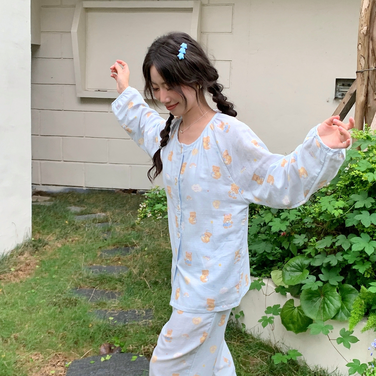 91家纺网 家纺一手货源 找家纺 纽约生活 2025新款有氧纱胸垫圆领开扣长袖长裤（会员-5） 黄油小熊蓝