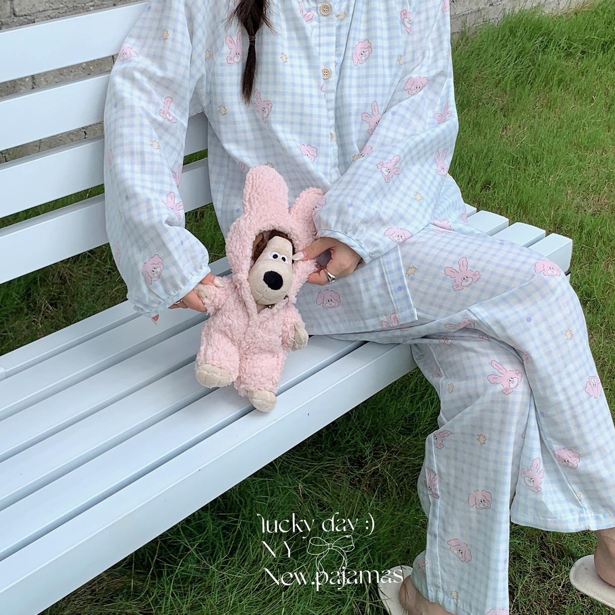 91家纺网 家纺一手货源 找家纺 纽约生活 2025新款有氧纱胸垫圆领开扣长袖长裤（会员-5） 蓝格奶茶兔