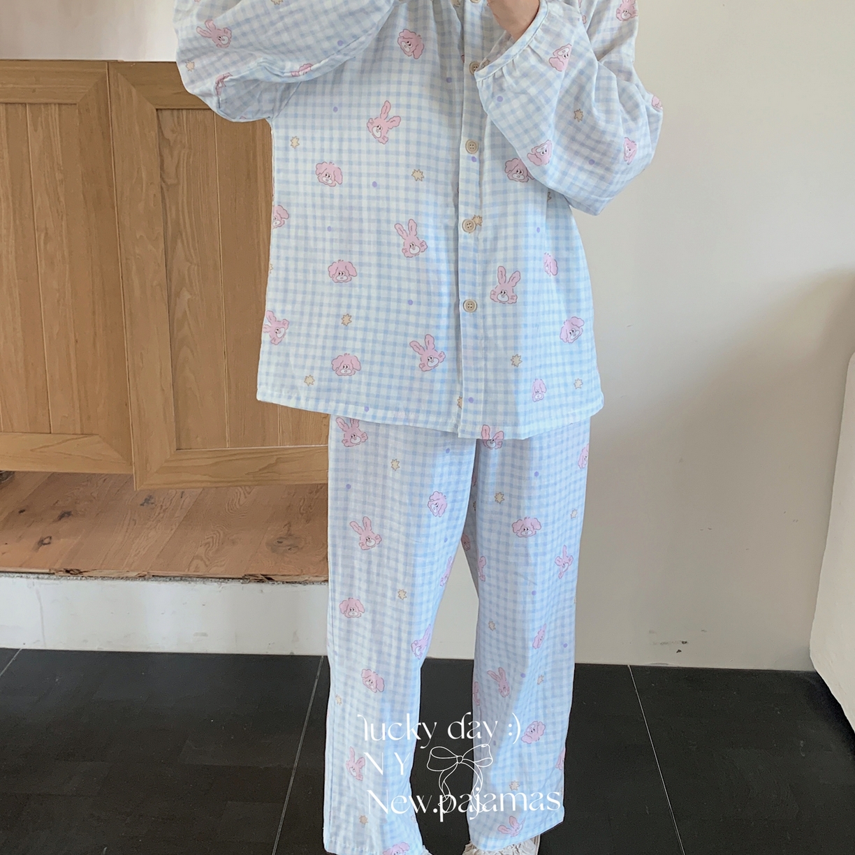 91家纺网 家纺一手货源 找家纺 纽约生活 2025新款有氧纱胸垫圆领开扣长袖长裤（会员-5） 蓝格奶茶兔