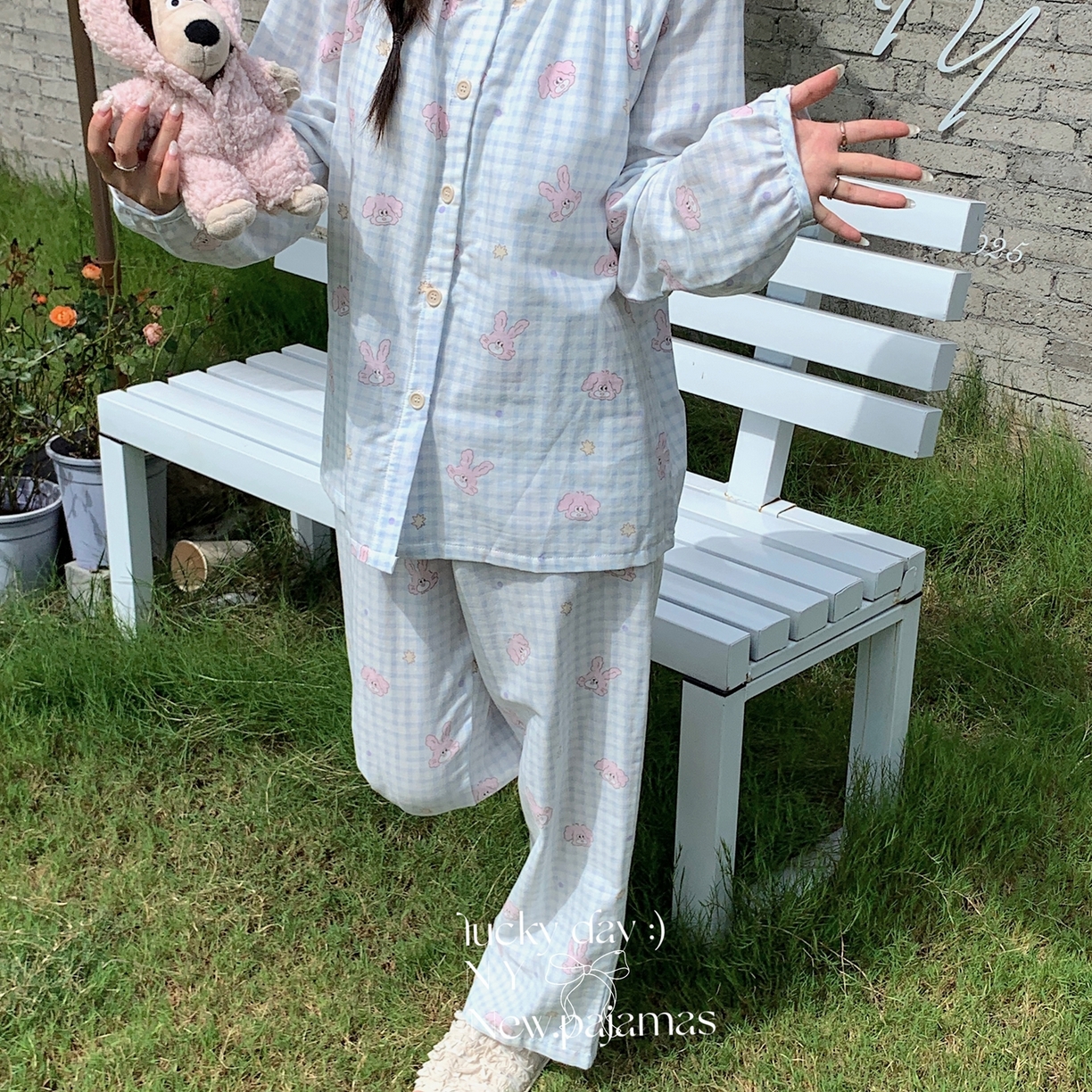 91家纺网 家纺一手货源 找家纺 纽约生活 2025新款有氧纱胸垫圆领开扣长袖长裤（会员-5） 蓝格奶茶兔