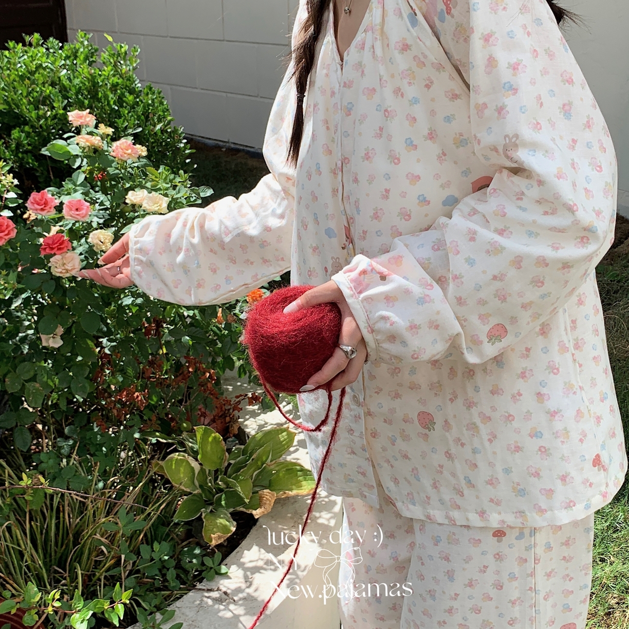 91家纺网 家纺一手货源 找家纺 纽约生活 2025新款有氧纱胸垫圆领开扣长袖长裤（会员-5） 蘑菇女孩