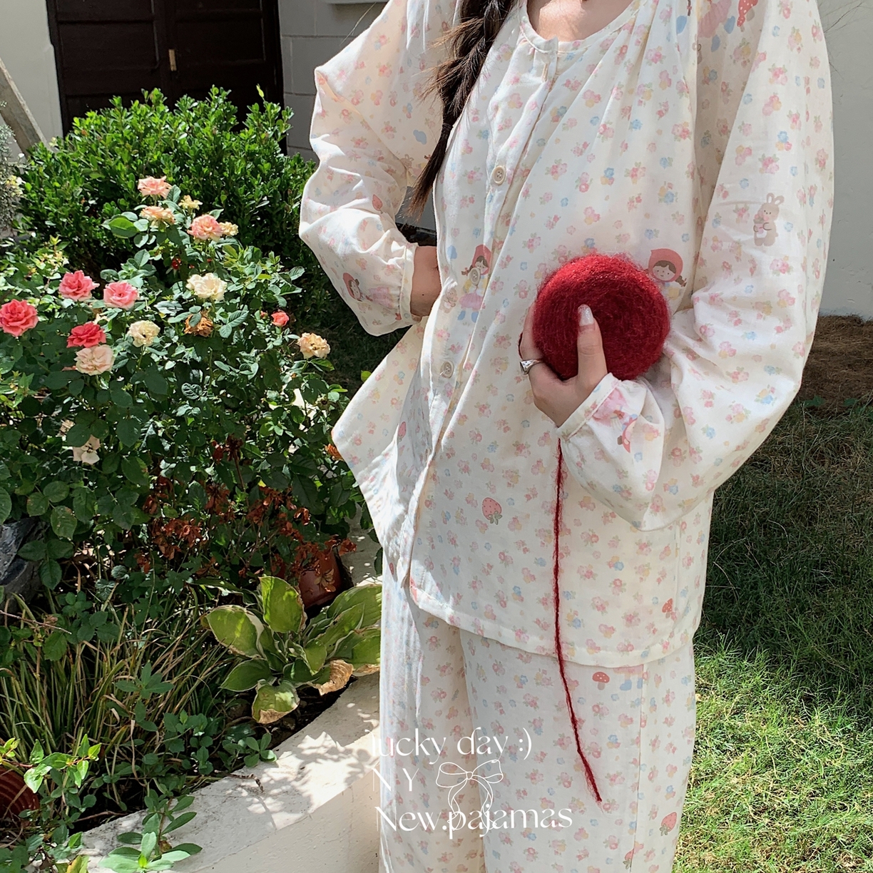 91家纺网 家纺一手货源 找家纺 纽约生活 2025新款有氧纱胸垫圆领开扣长袖长裤（会员-5） 蘑菇女孩