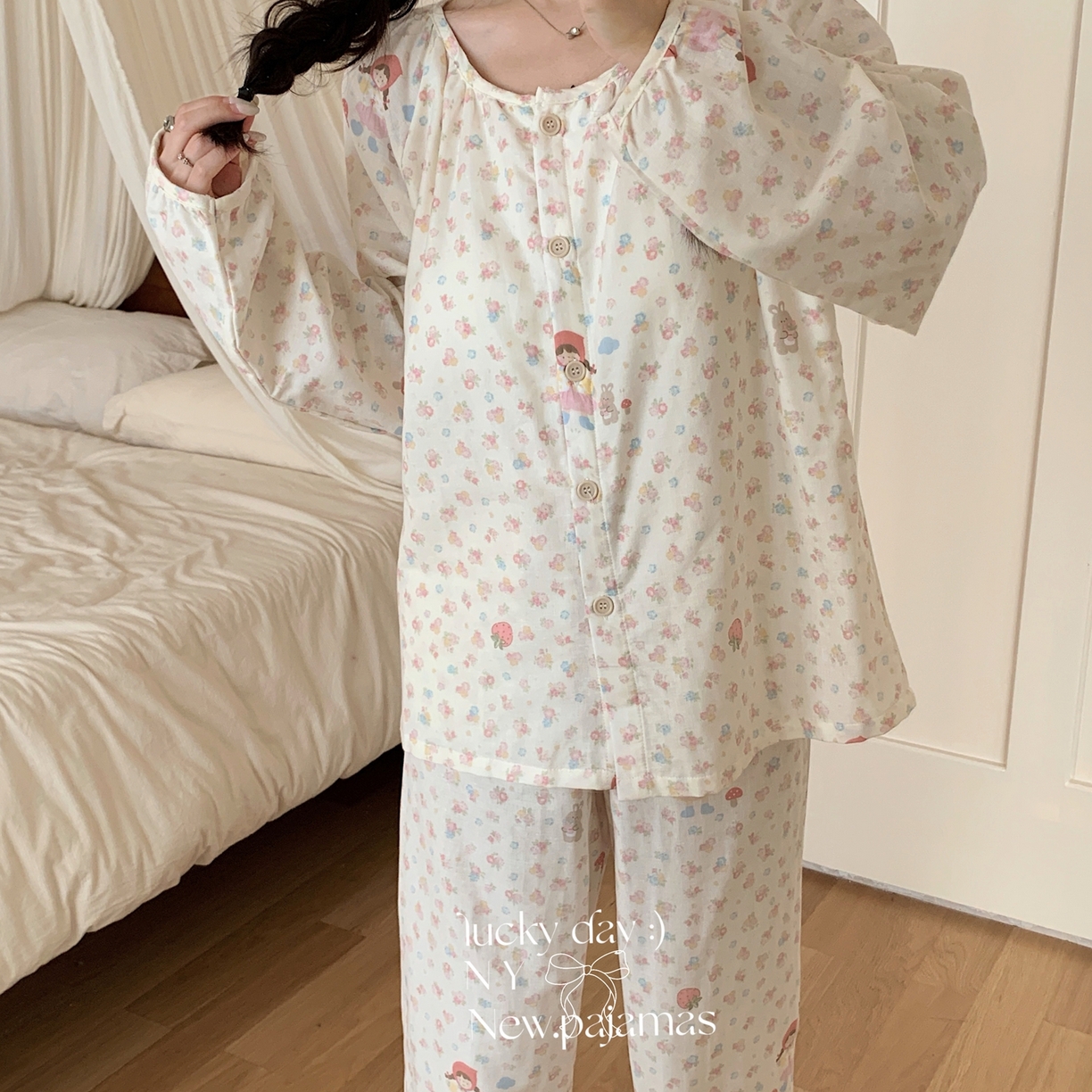 91家纺网 家纺一手货源 找家纺 纽约生活 2025新款有氧纱胸垫圆领开扣长袖长裤（会员-5） 蘑菇女孩