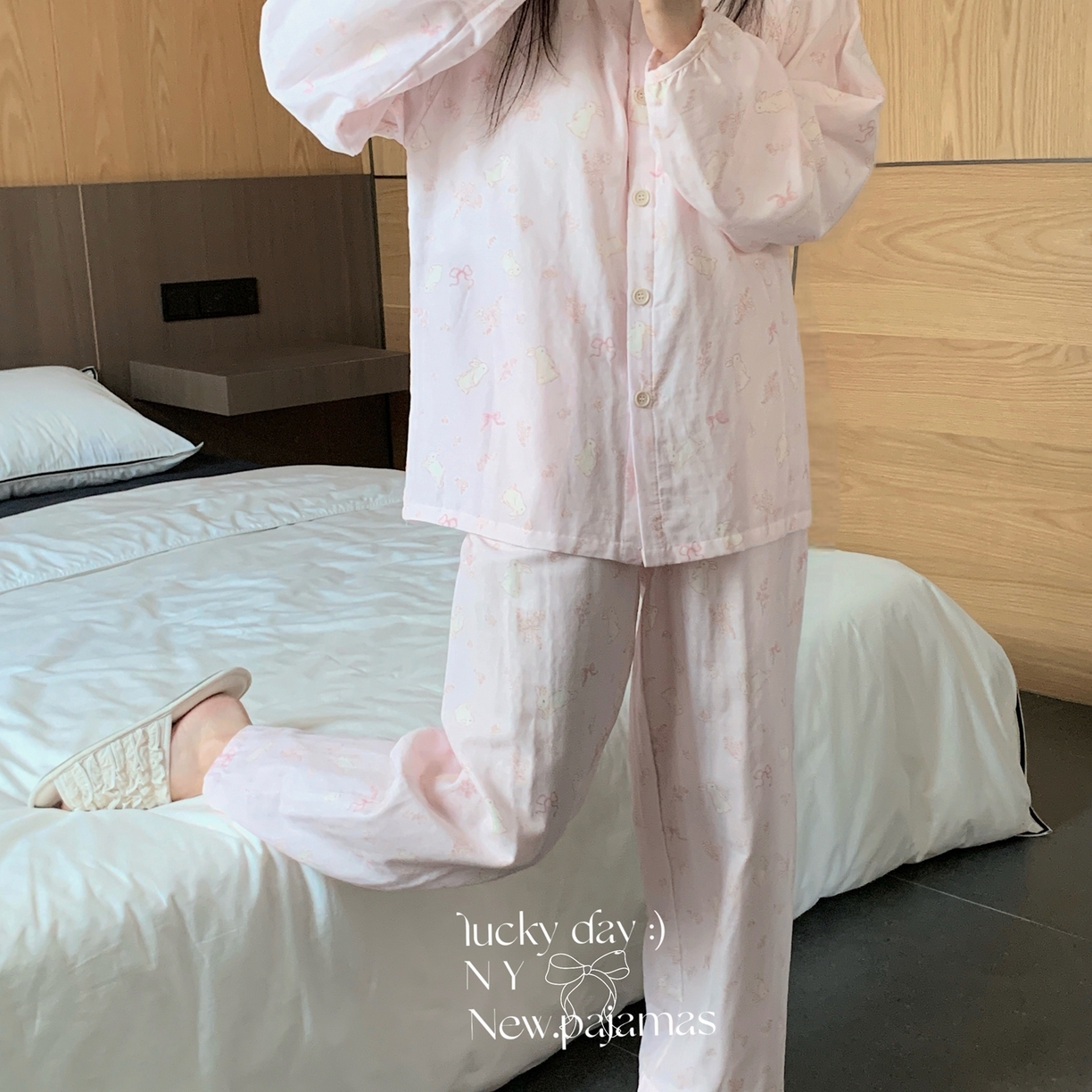 91家纺网 家纺一手货源 找家纺 纽约生活 2025新款有氧纱胸垫圆领开扣长袖长裤（会员-5） 奶油粉兔