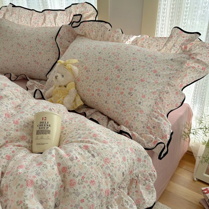 91家纺网 家纺一手货源 找家纺 红嘴企鹅 2025新款韩版双拼花边四件套 韩版-凯蒂花漾