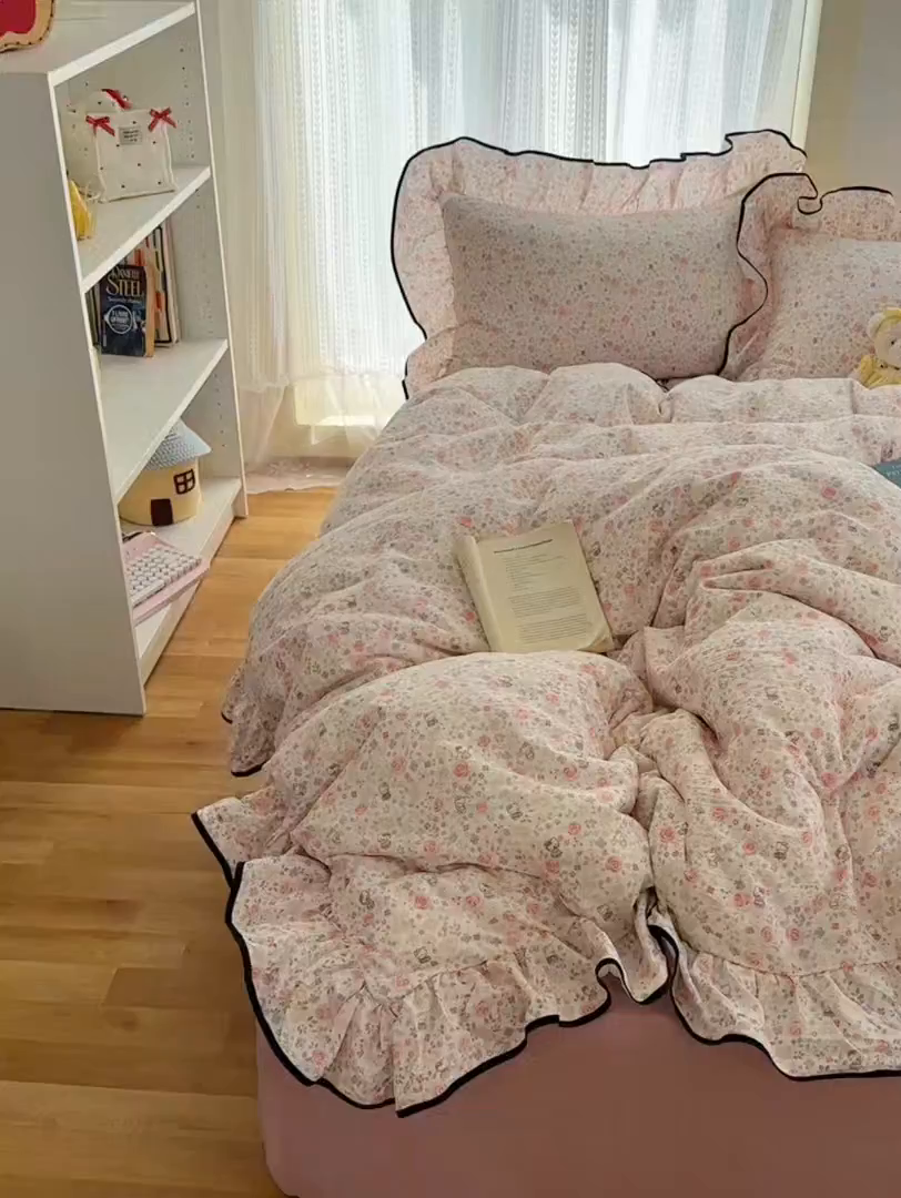 91家纺网 家纺一手货源 找家纺 红嘴企鹅 2025新款韩版双拼花边四件套 韩版-凯蒂花漾