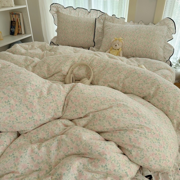 91家纺网 家纺一手货源 找家纺 红嘴企鹅 2025新款韩版双拼花边四件套 韩版-绿野樱梦